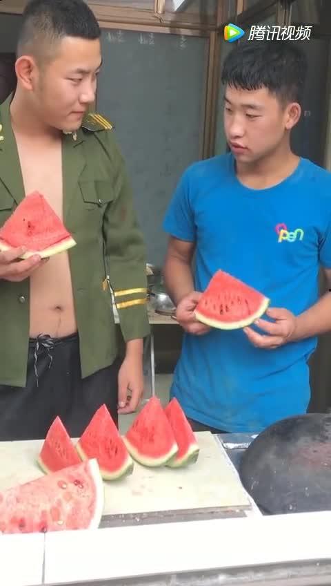 搞笑吃瓜套路图片,带你领略人间喜剧