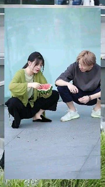 骑车吃瓜小姐姐,小姐姐的悠闲夏日时光