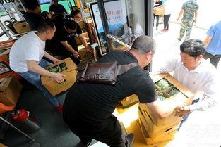 公交车上的吃瓜,一幕幕社会百态