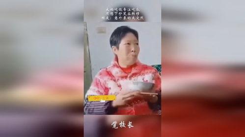 台下吃瓜大妈照片,捕捉现场趣味瞬间