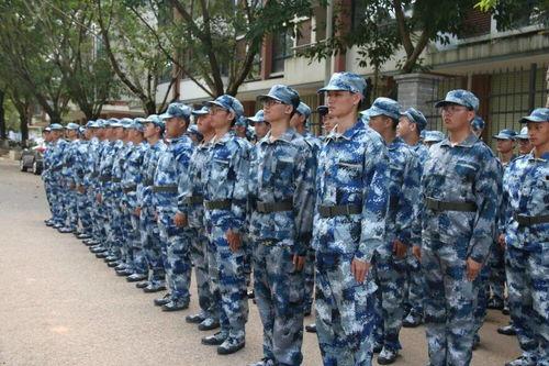 军训吃瓜互换,吃瓜互换，欢乐无限